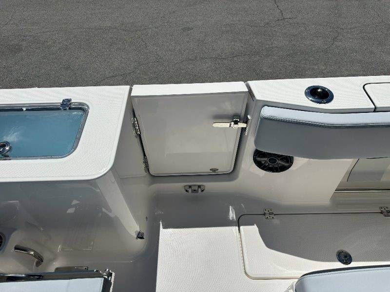 2026 Robalo R300 Center Console - 32