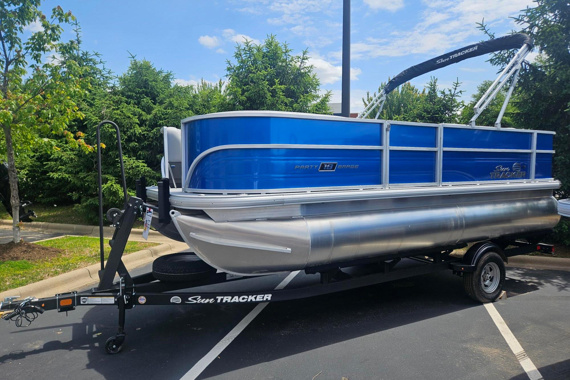 2026 Sun Tracker Party Barge 18 DLX