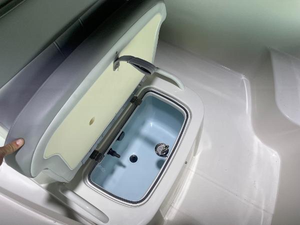 2024 Mako Pro Skiff 19 CC livewell compartment with open lid.