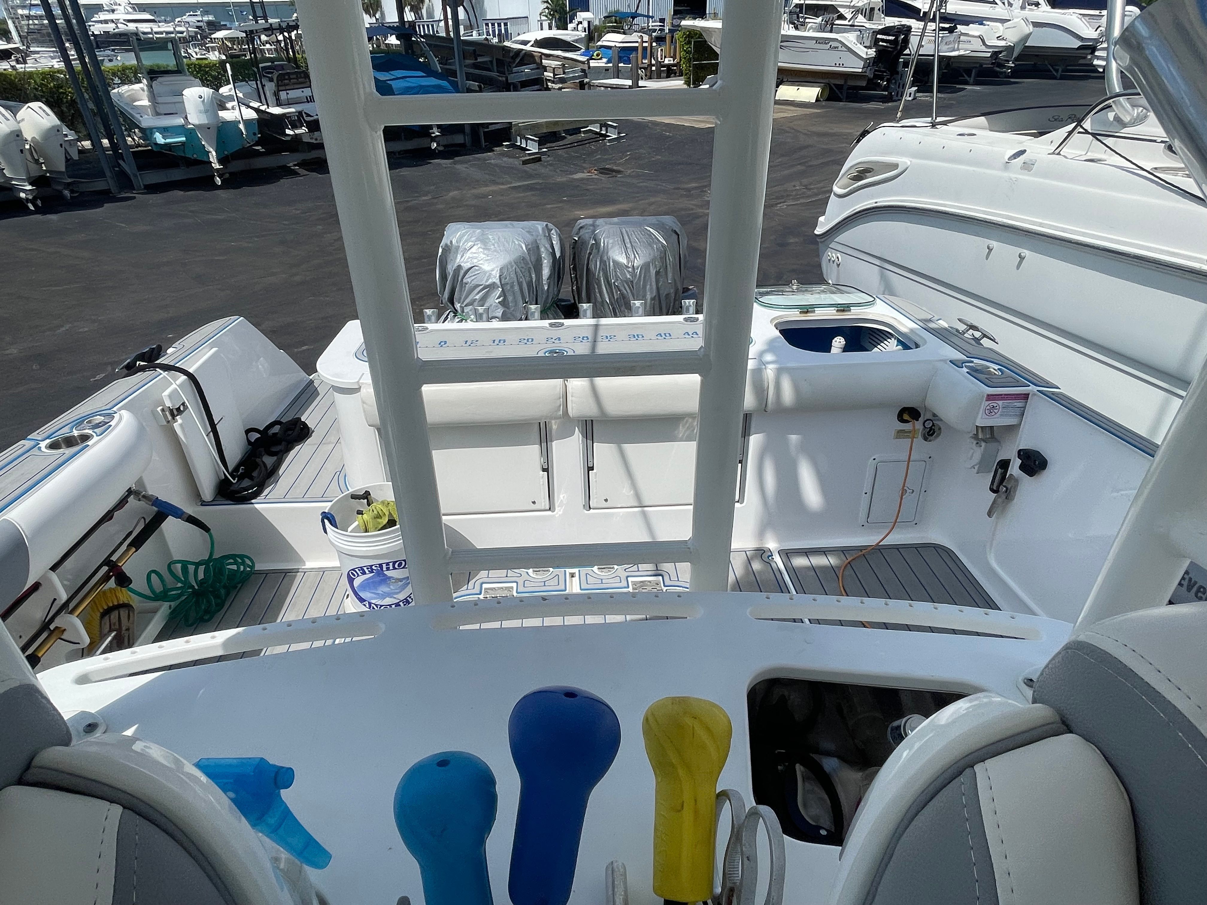 2017 Everglades 325 Center Console - 17