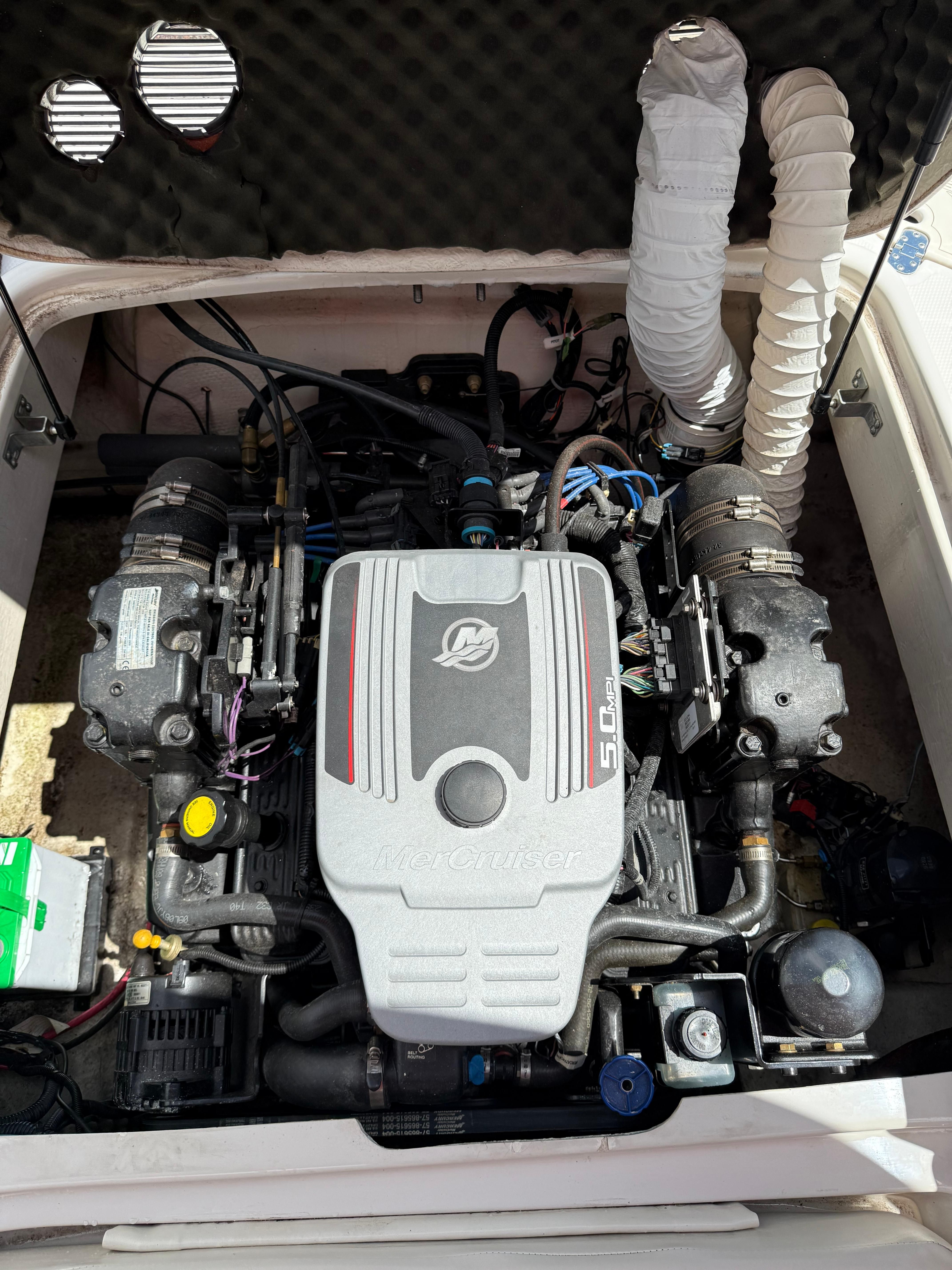 Engine of a 2011 Tahoe 216 WT boat, MerCruiser 5.0L V8.