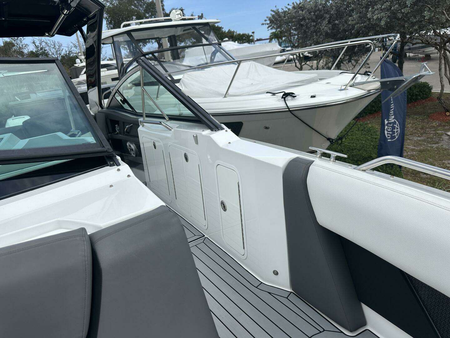 2019 Cruisers Yachts 338 Outboard - Image 15