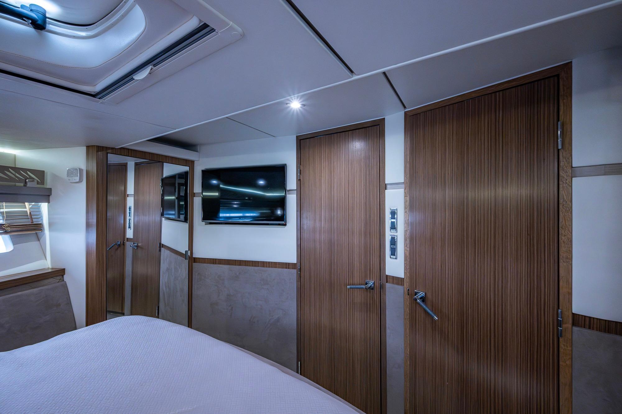 Luxurious interior of 2018 Sea Ray L550 Fly yacht cabin with modern amenities.