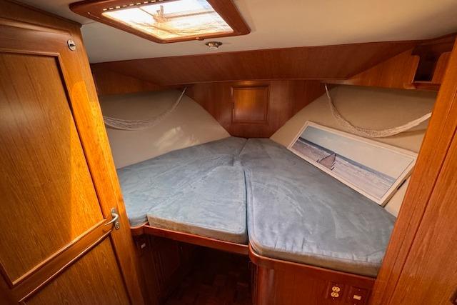 1993 Ocean Alexander 440 Sundeck CPMY cabin with cozy bed and nautical decor.