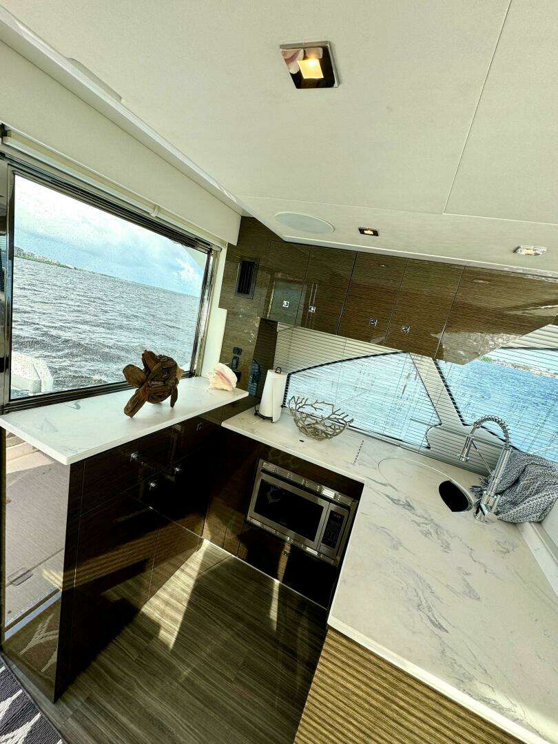 2020 Cruisers Yachts 50 Cantius - Image 9