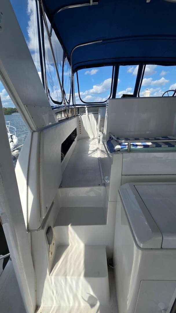 1998 Carver 405 Aft Cabin Motor Yacht - Image 13
