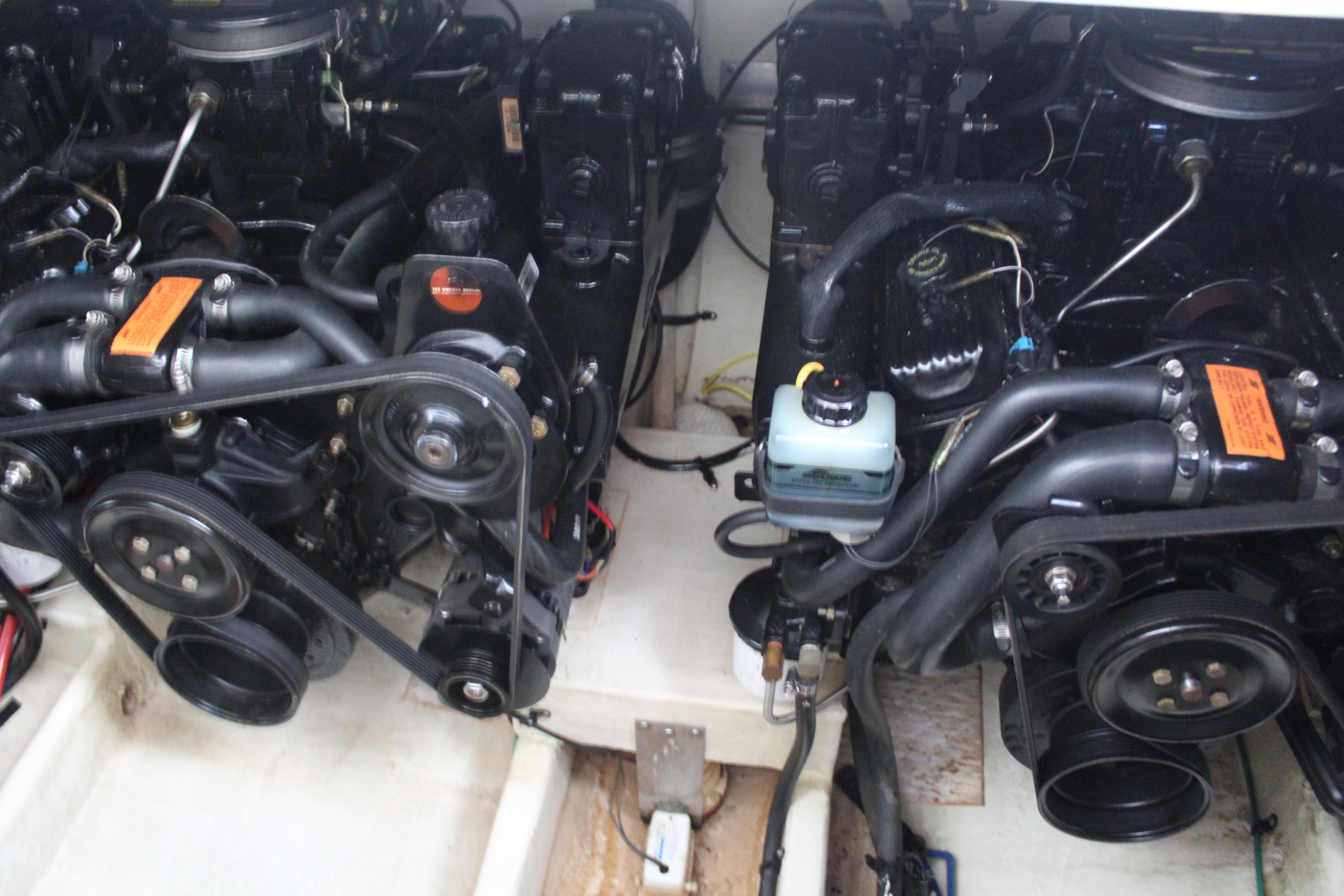 1999 Cruisers Yachts 3075 Rogue - 41