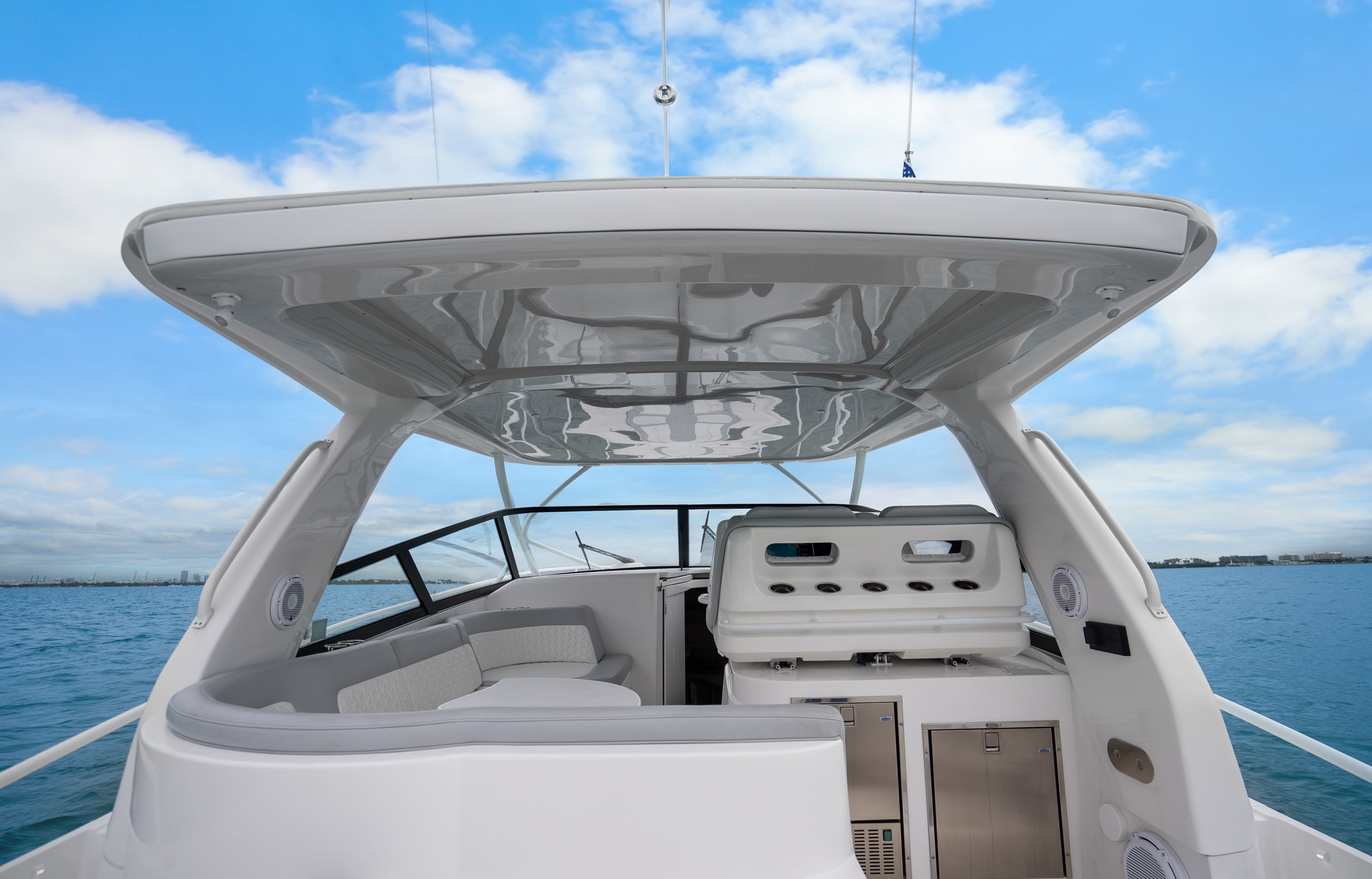 Intrepid 477 Evolution 2024, luxurious boat interior with ocean view.