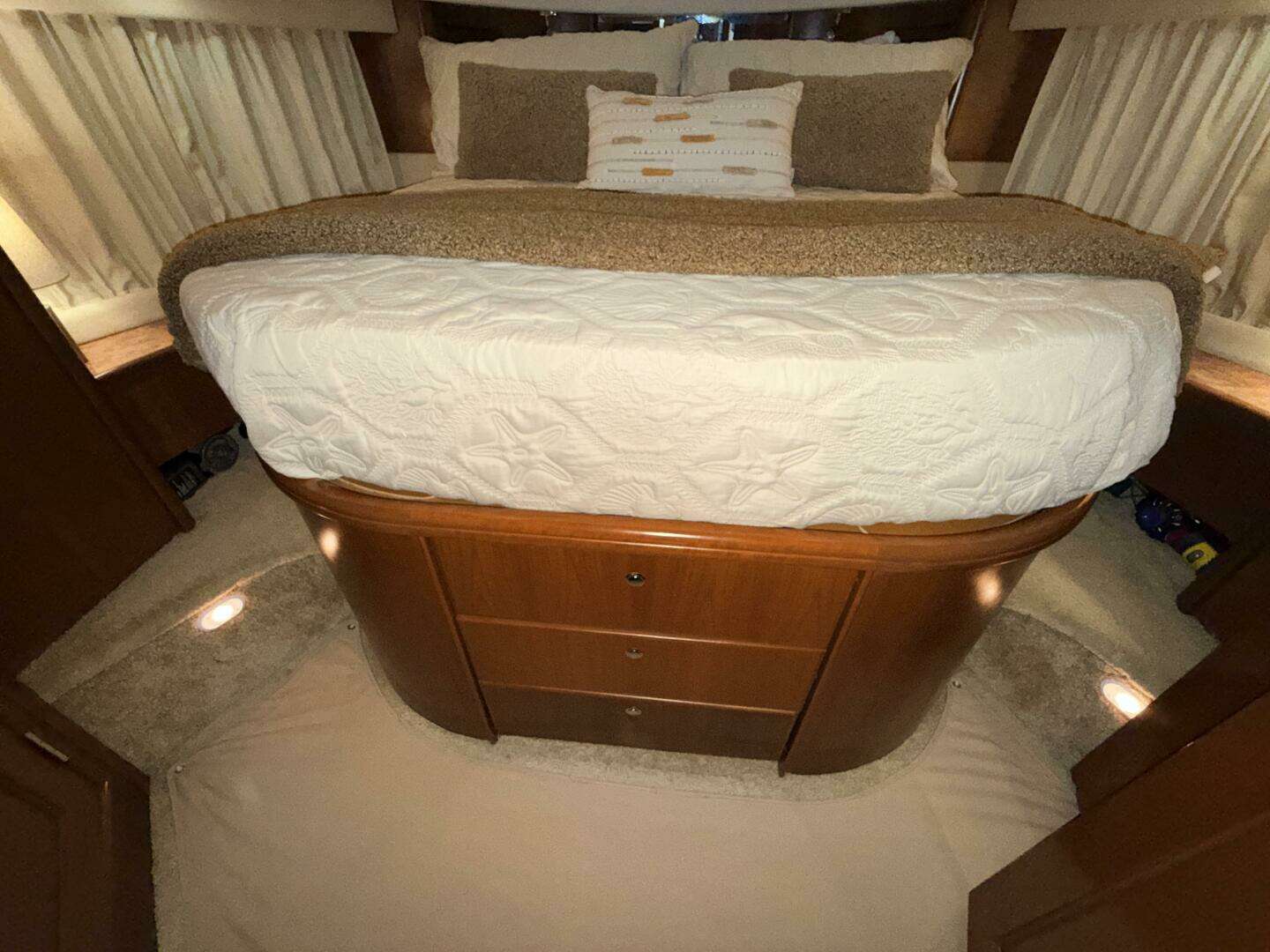 2006 Silverton 38 Sport Bridge - Image 21