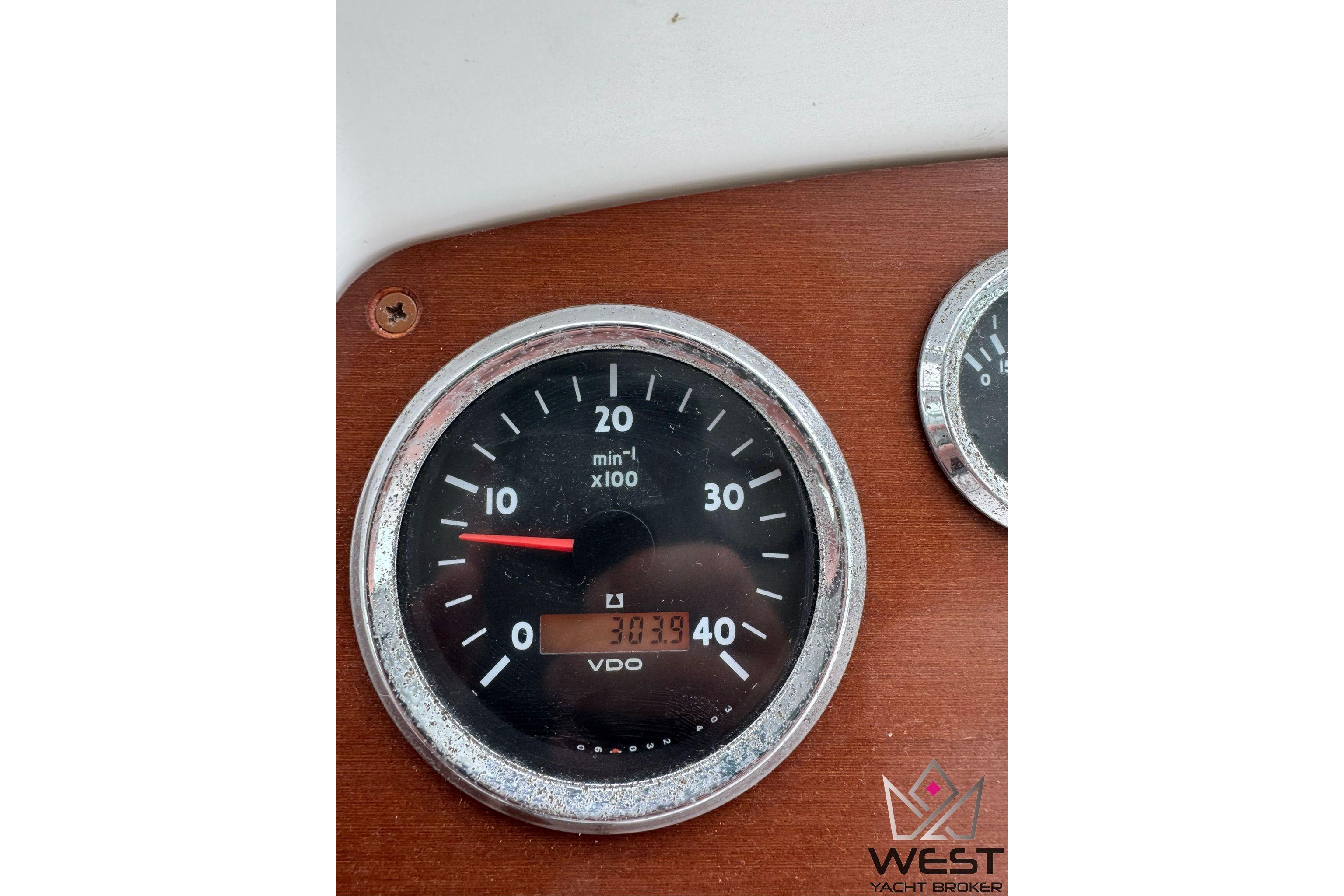 Close-up of a Beneteau Antares 9.80 tachometer, showing 3039 hours.