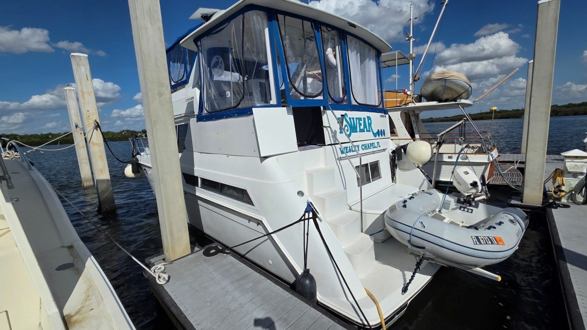 1998 Carver 405 Aft Cabin Motor Yacht - Image 2