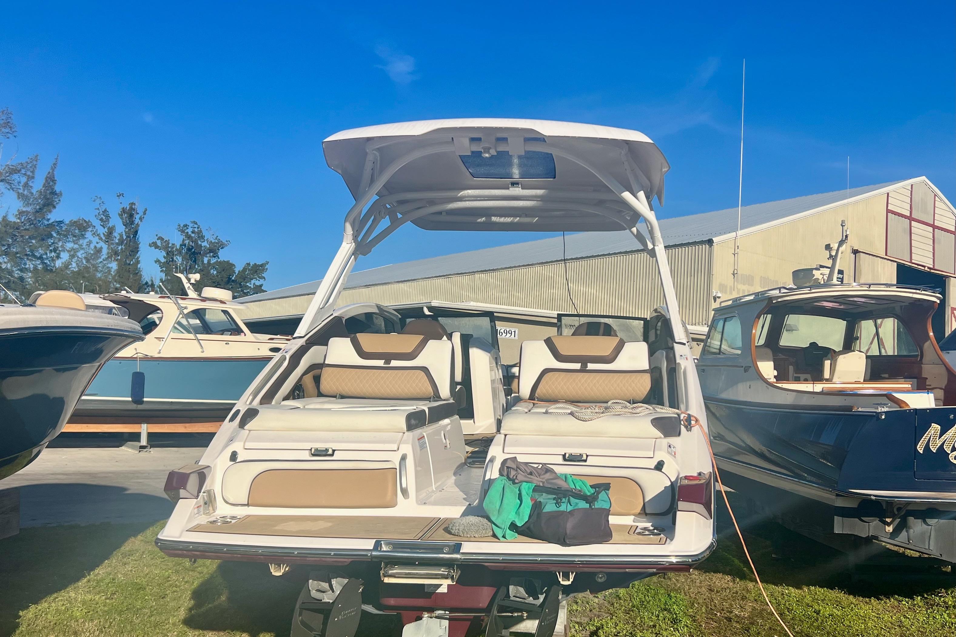 2021 Yamaha Boats 275SD in a marina, showcasing its spacious seating and sleek design.