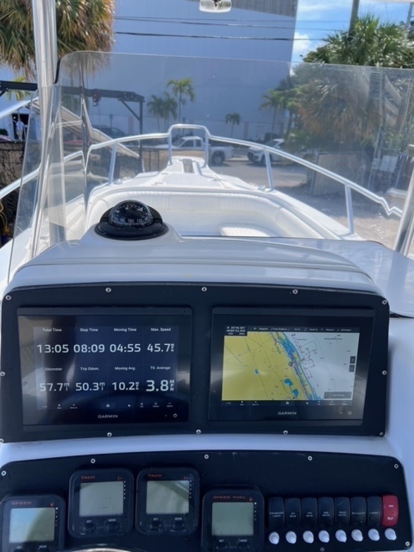 2001 Boston Whaler 26 Outrage - Image 9