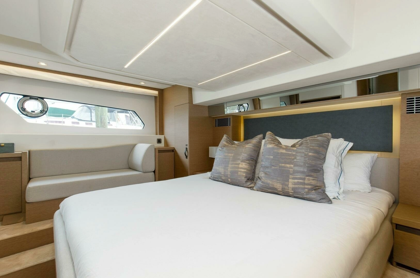 2023 Prestige 460 Flybridge - Image 13