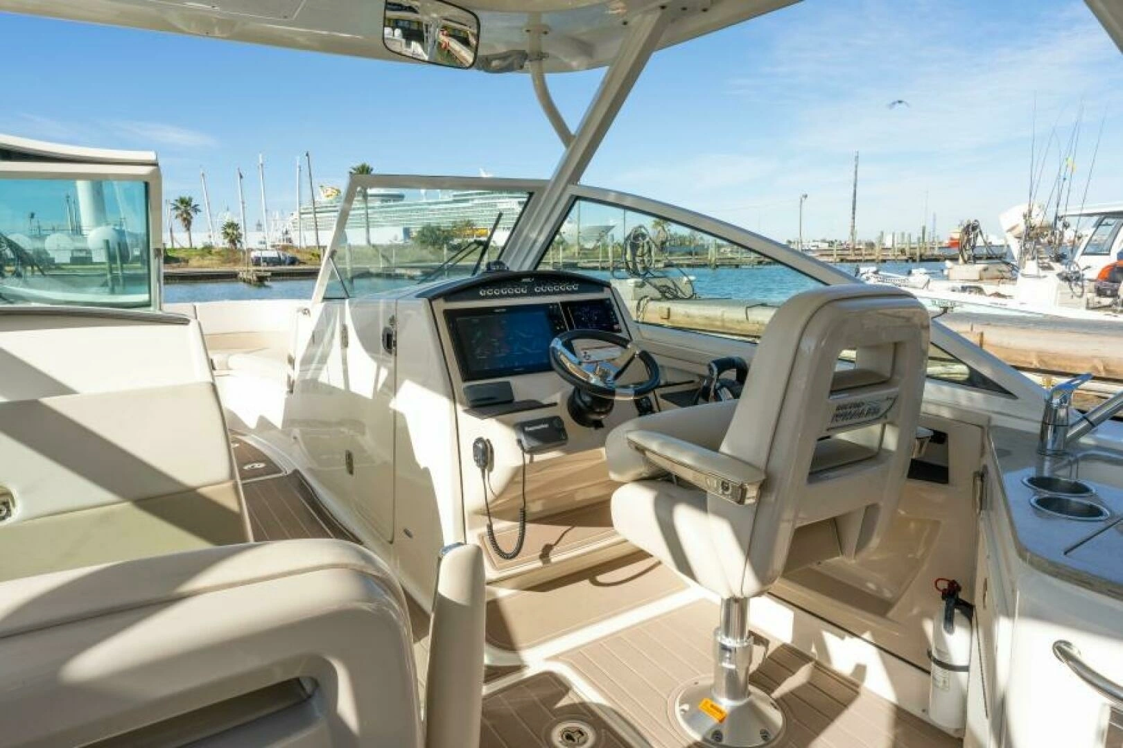 2017 Boston Whaler 320 Vantage - Image 14