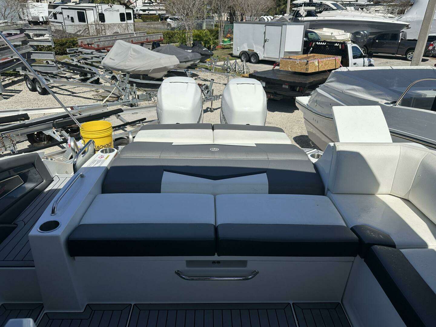 2019 Cruisers Yachts 338 Outboard - Image 10