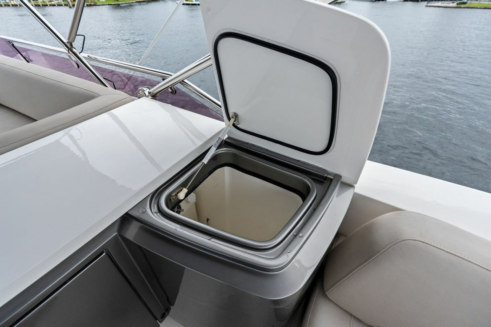 2020 Princess S62 Sportbridge - Image 30