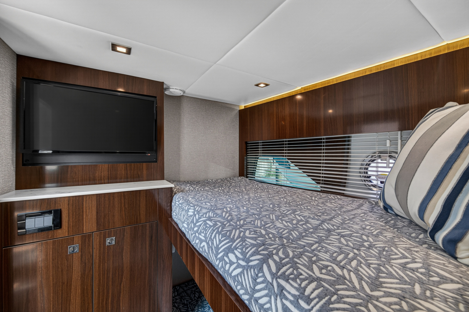 2023 Cruisers Yachts 50 CANTIUS - Image 76