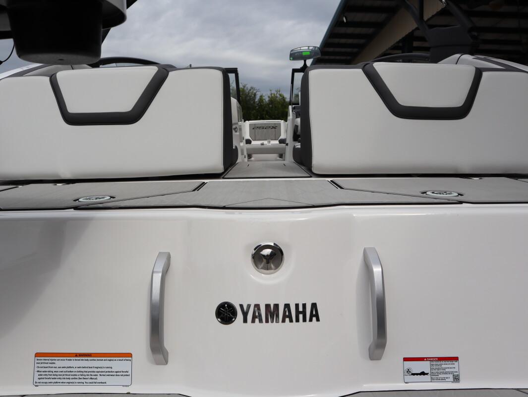 2025 Yamaha Boats 252XE - 13