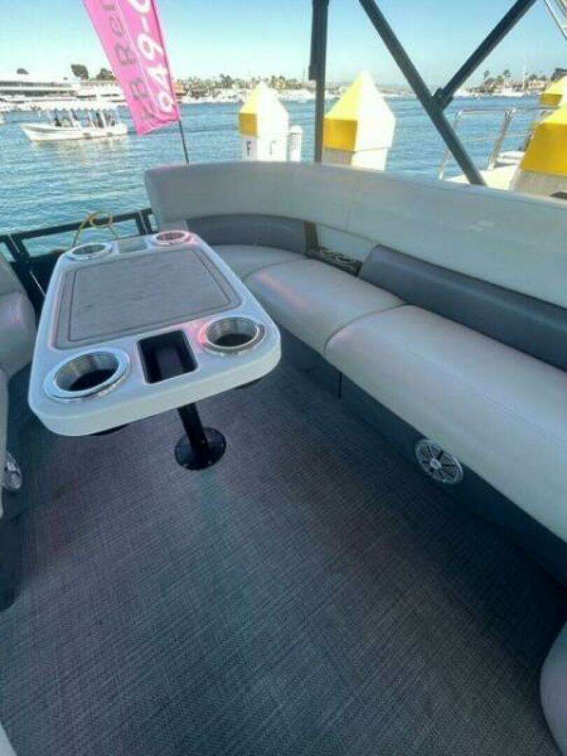 2024 Vision WX Tritoon - Image 4