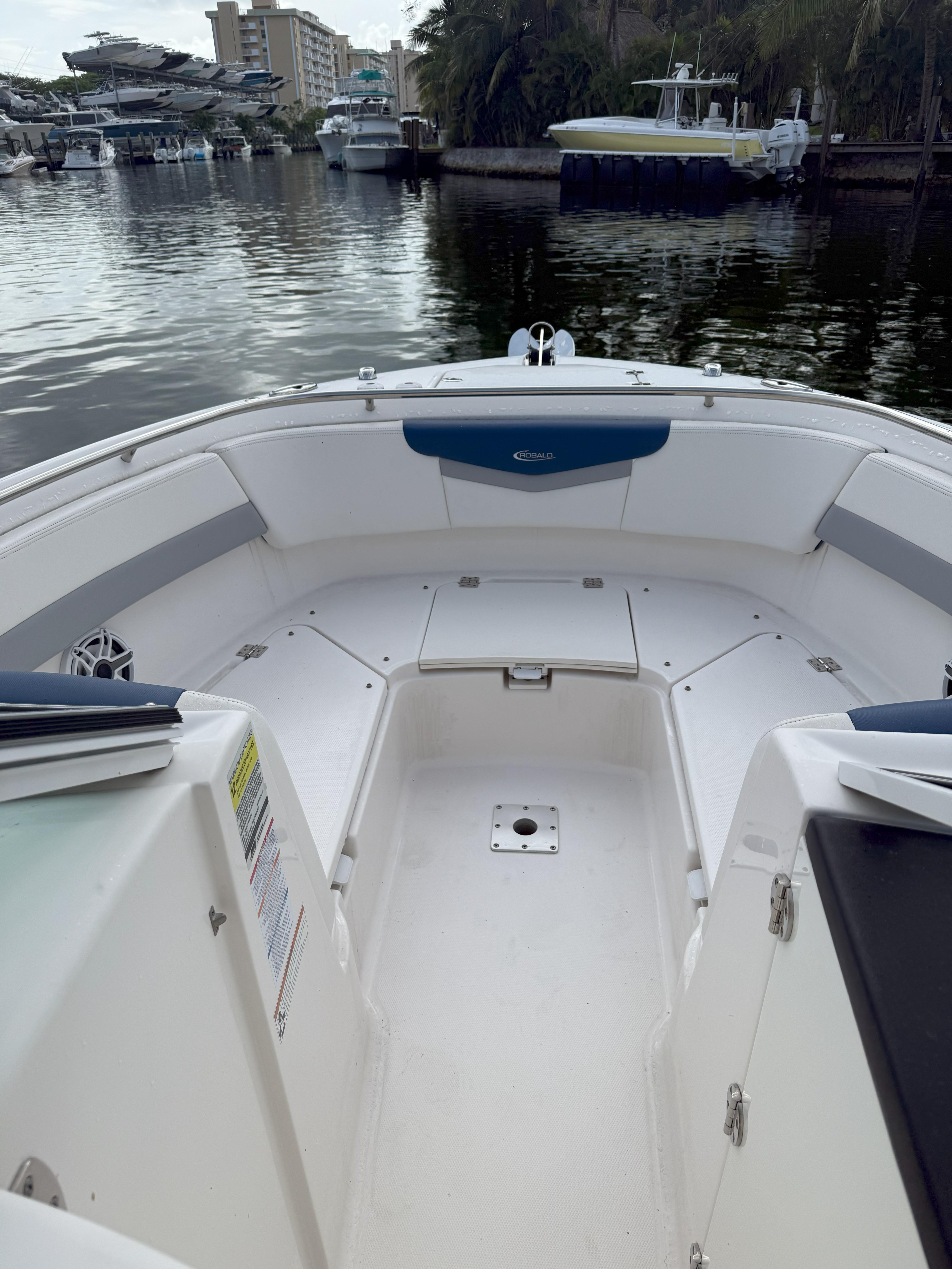 2022 Robalo R247 Dual Console - 7