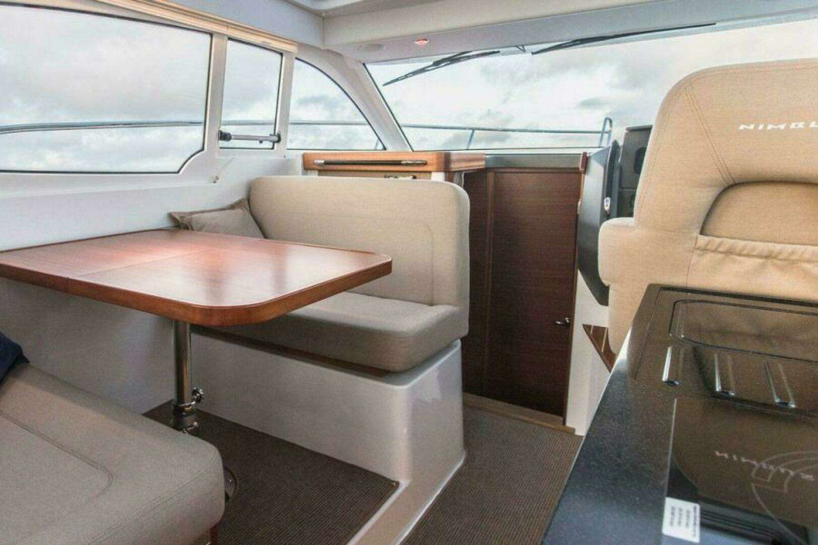 2025 Nimbus 305 Coupe - Image 8