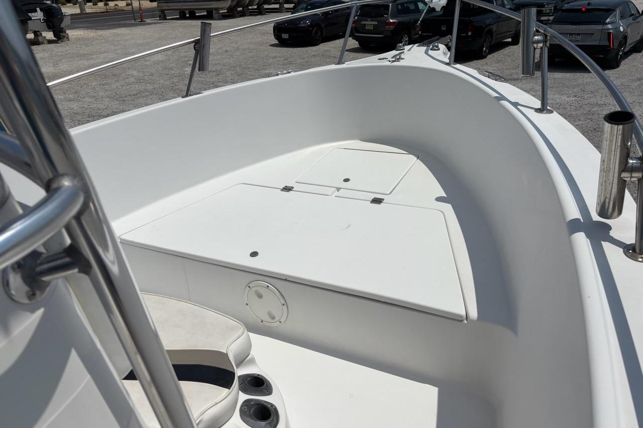 2002 Seaswirl Striper 2101 Center Console boat deck, featuring storage compartments.