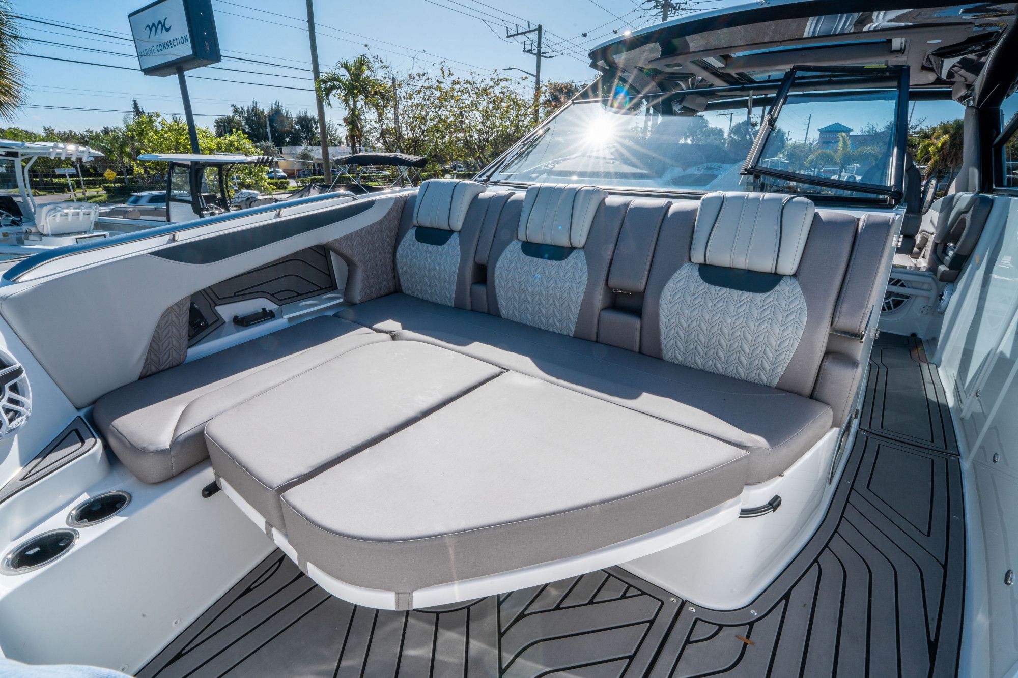 2026 Hurricane SunDeck 3200 OB - 26