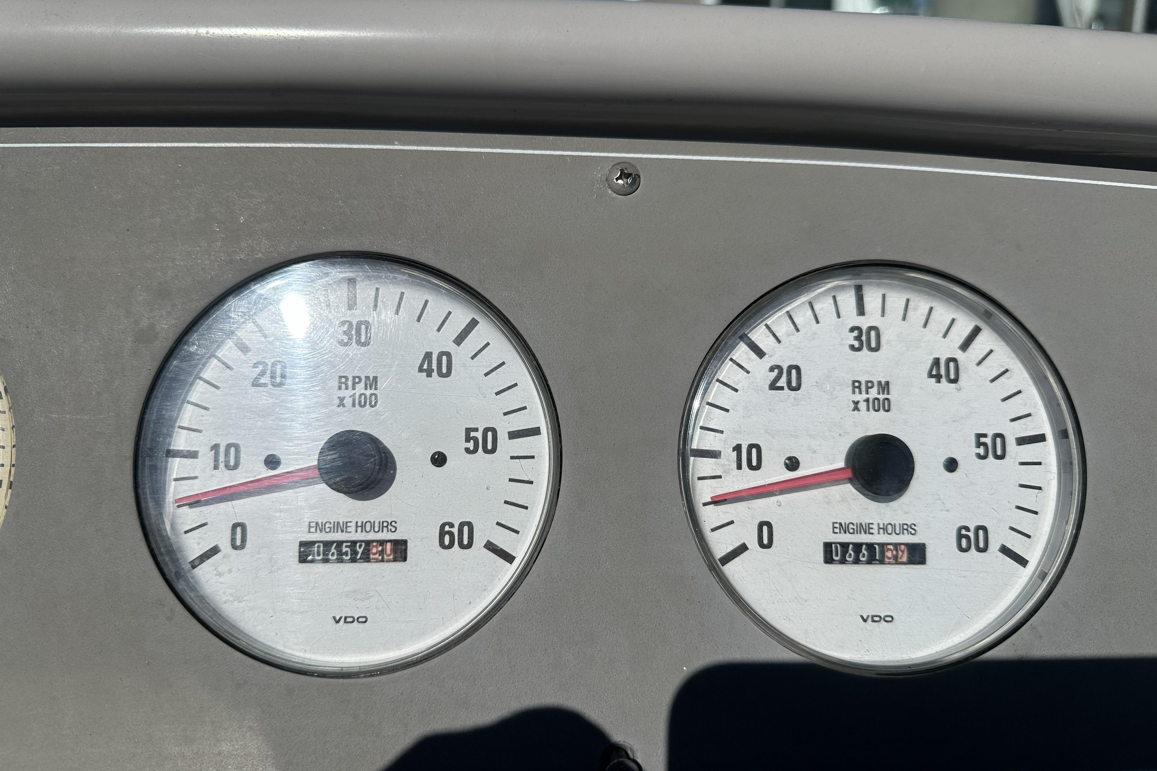 Dashboard of a 2000 Formula 280 Sun Sport showing RPM gauges and engine hours.