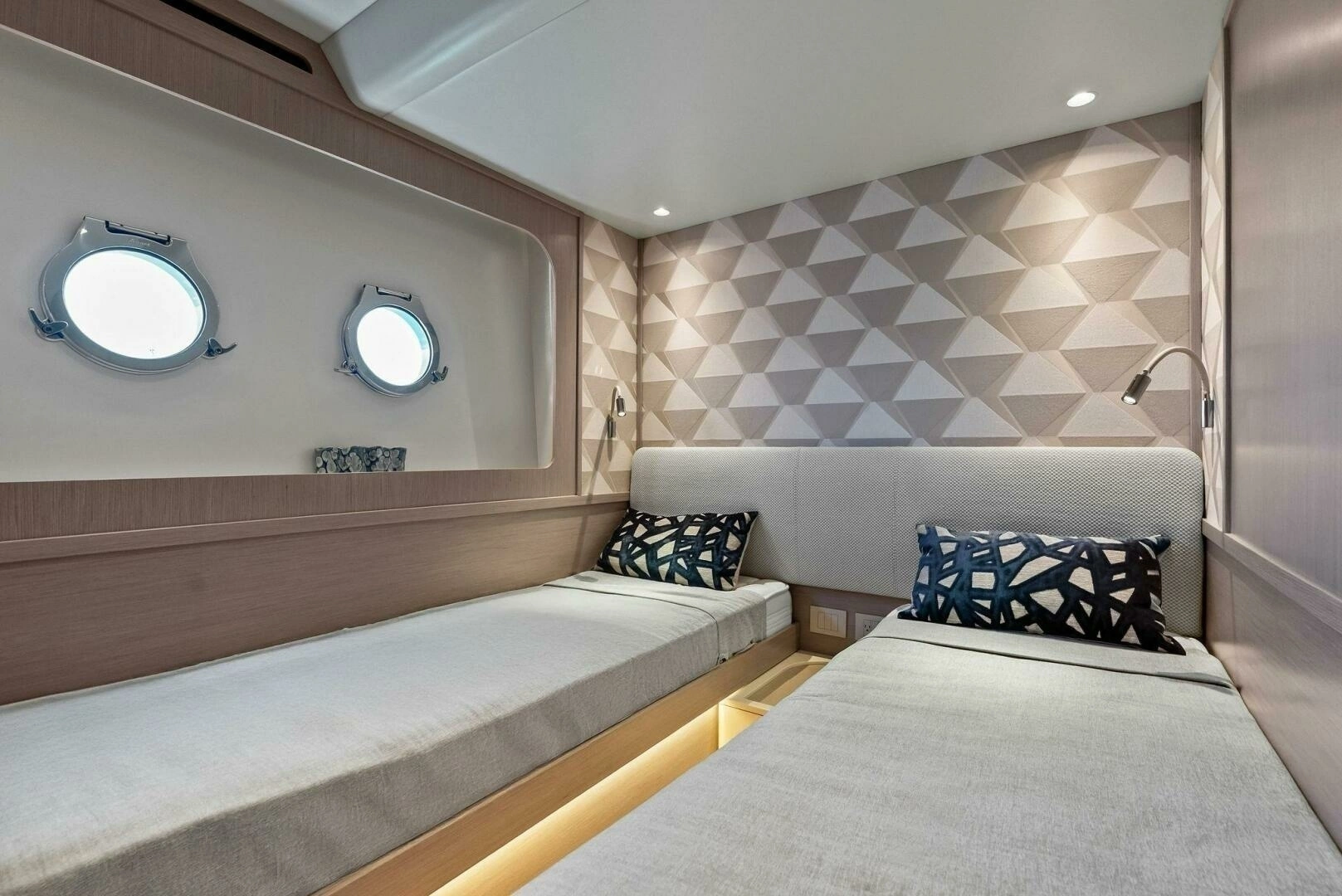 2026 Absolute 70 Navetta - Image 38