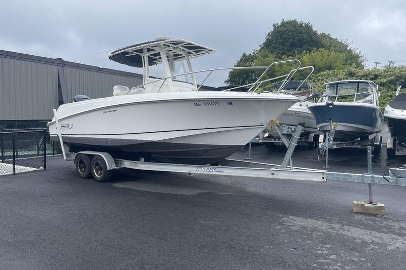 2012 Boston Whaler 250 Outrage