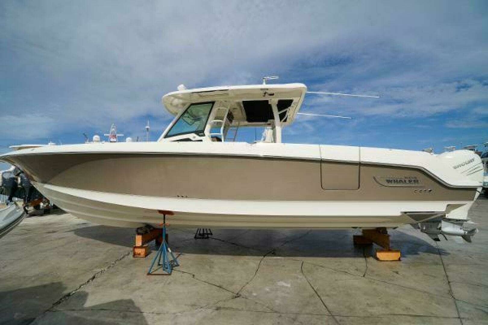 2018 Boston Whaler 380 Outrage - Image 4