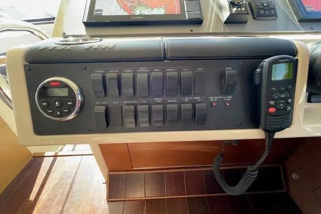 Control panel of a 2016 Sea Ray Sundancer 510 yacht with navigation equipment.