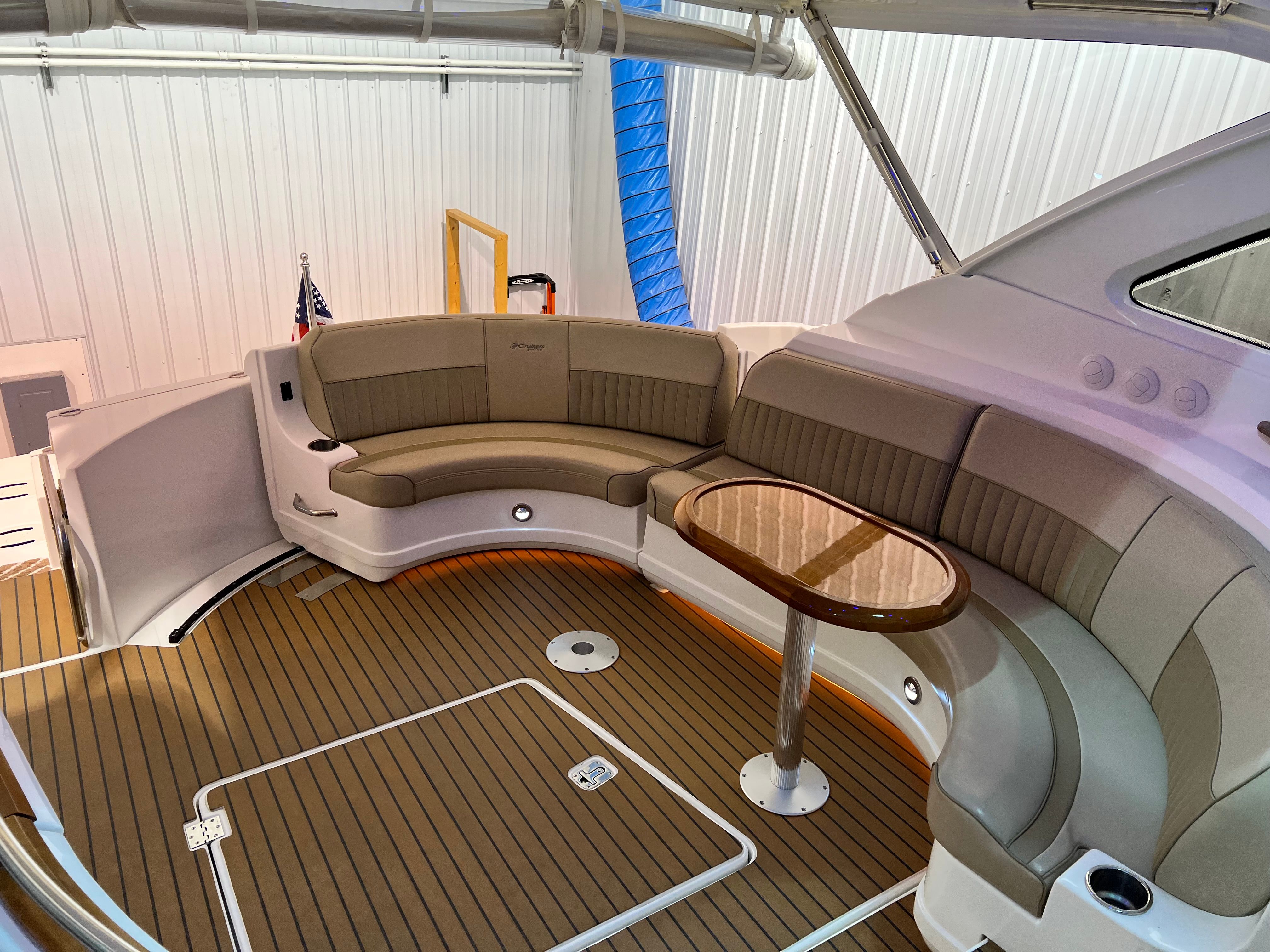 2009 Cruisers Yachts 520 Sports Coupe - 14