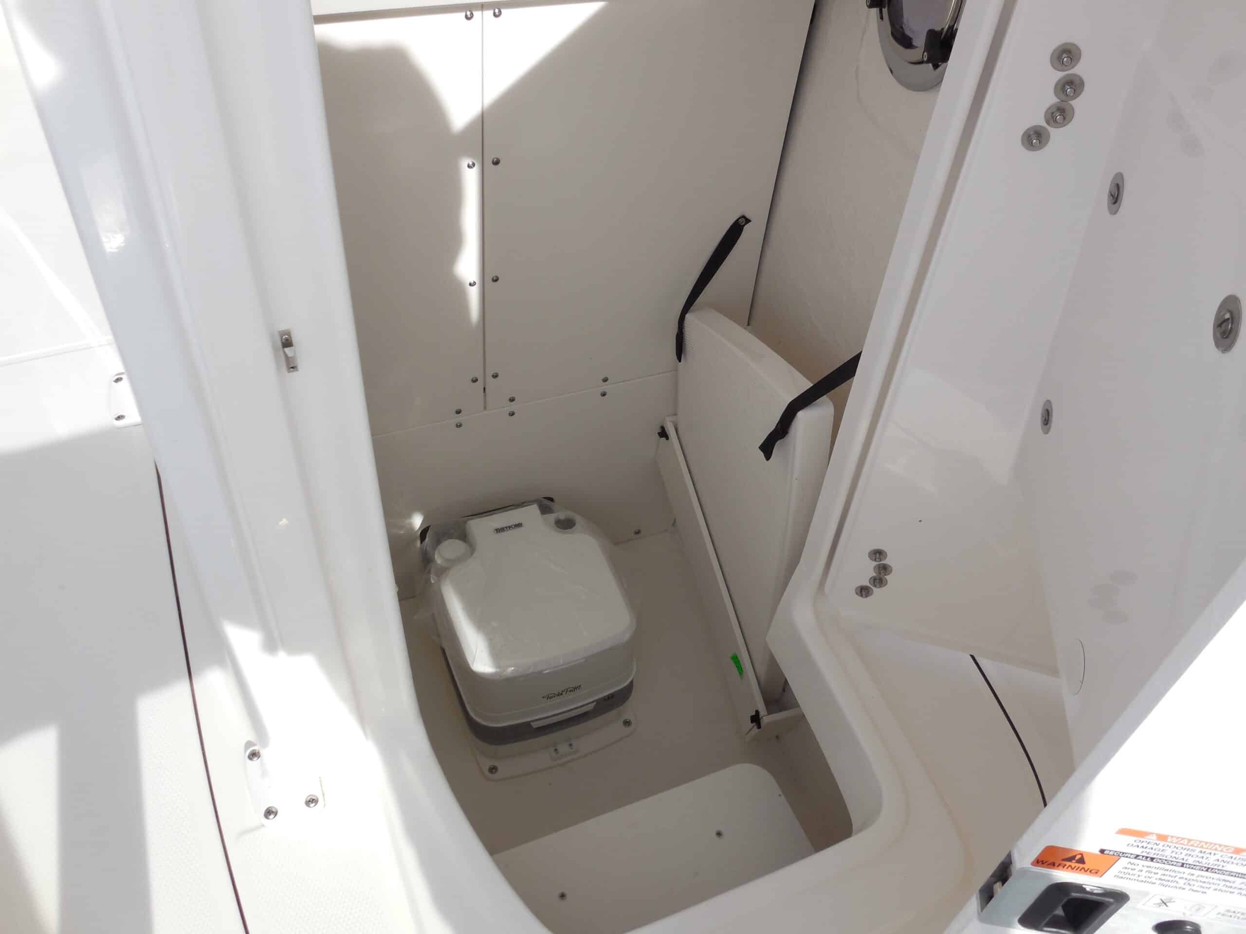 2026 Robalo R230 Center Console - 12