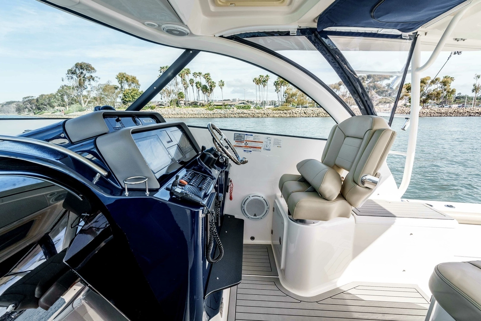 2018 Pursuit 385 Offshore - Image 2