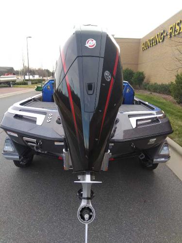 2024 Ranger Z520R Ranger Cup Equipped boat, rear view with motor.