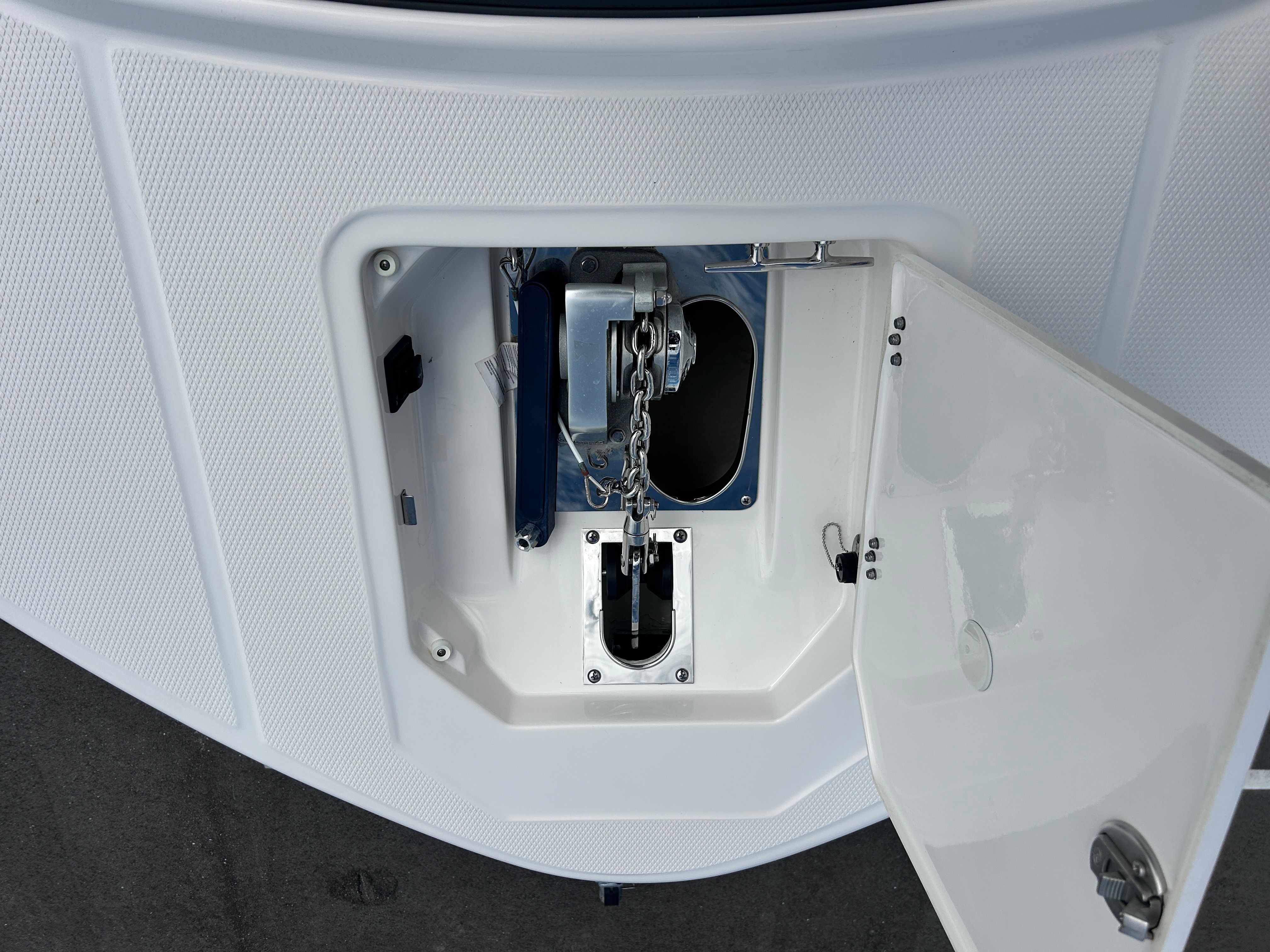 2025 Robalo R317 Dual Console - 9