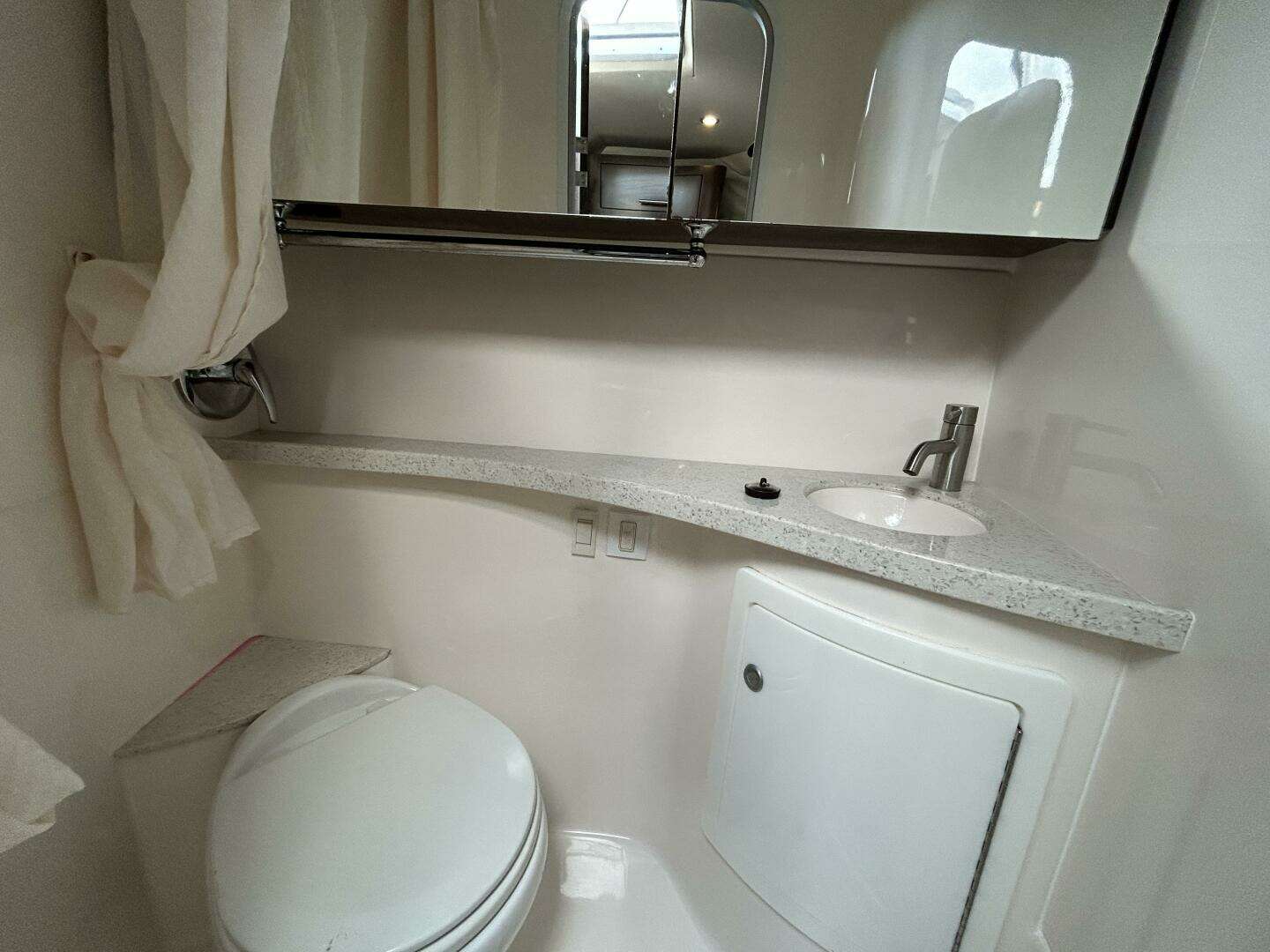 2017 Regal 28 Express - Image 14