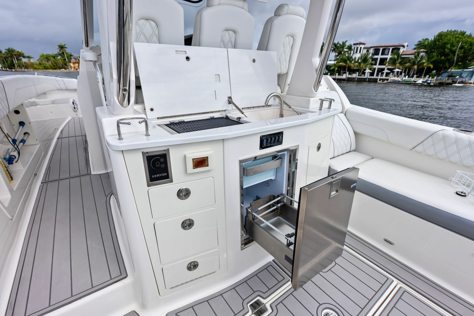 2022 Regal 33 SAV - Image 32