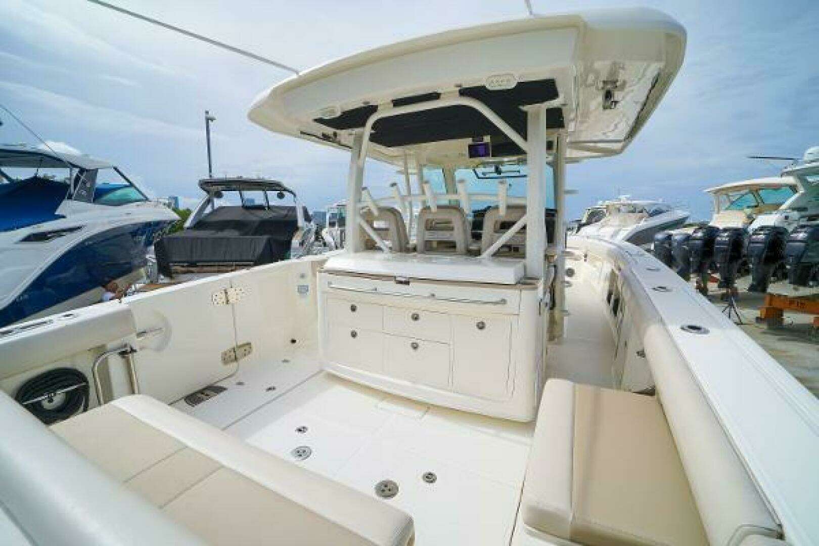 2018 Boston Whaler 380 Outrage - Image 9