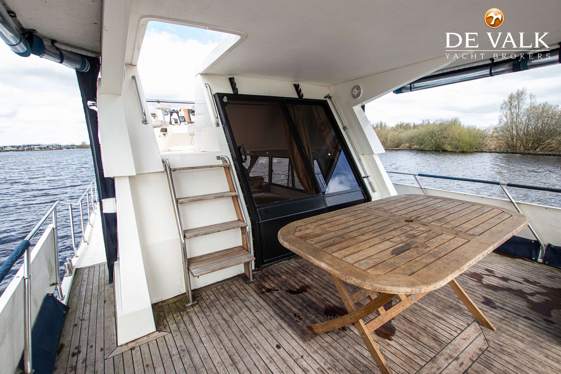 1991 Neptunus 145 Flybridge - 19