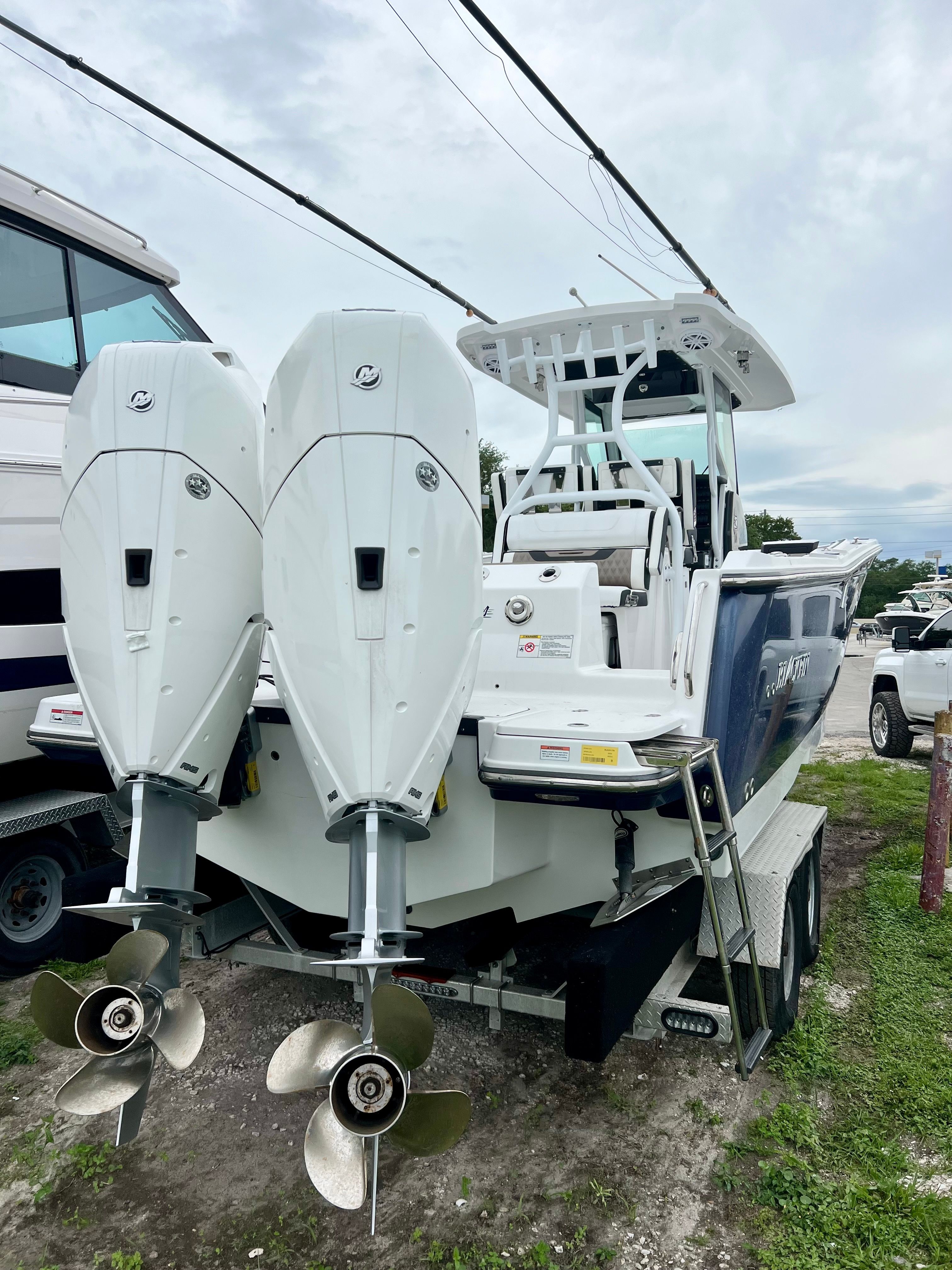 2024 BLACKFIN 302 CC - Image 3