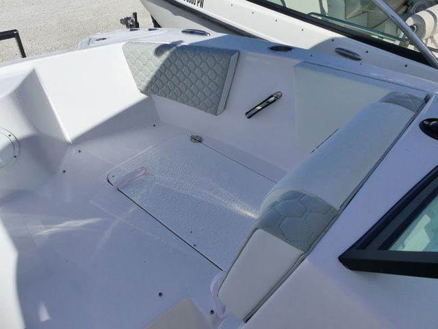 2026 Twin Vee 240 GFX DUAL CONSOLE - 17