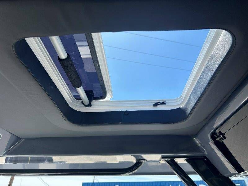 2026 Robalo R300 Center Console - 38