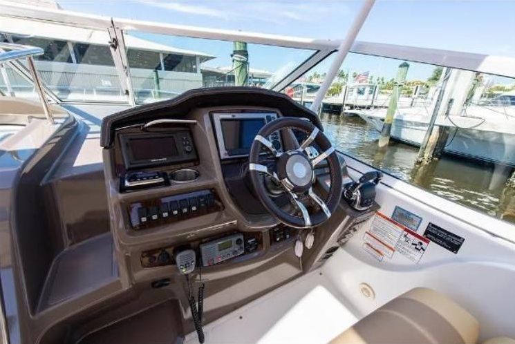 2012 Cruisers Yachts 350 Express - 13