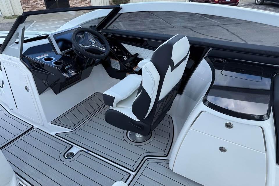 2026 Yamaha Boats 275SD cockpit with modern steering and seating design.