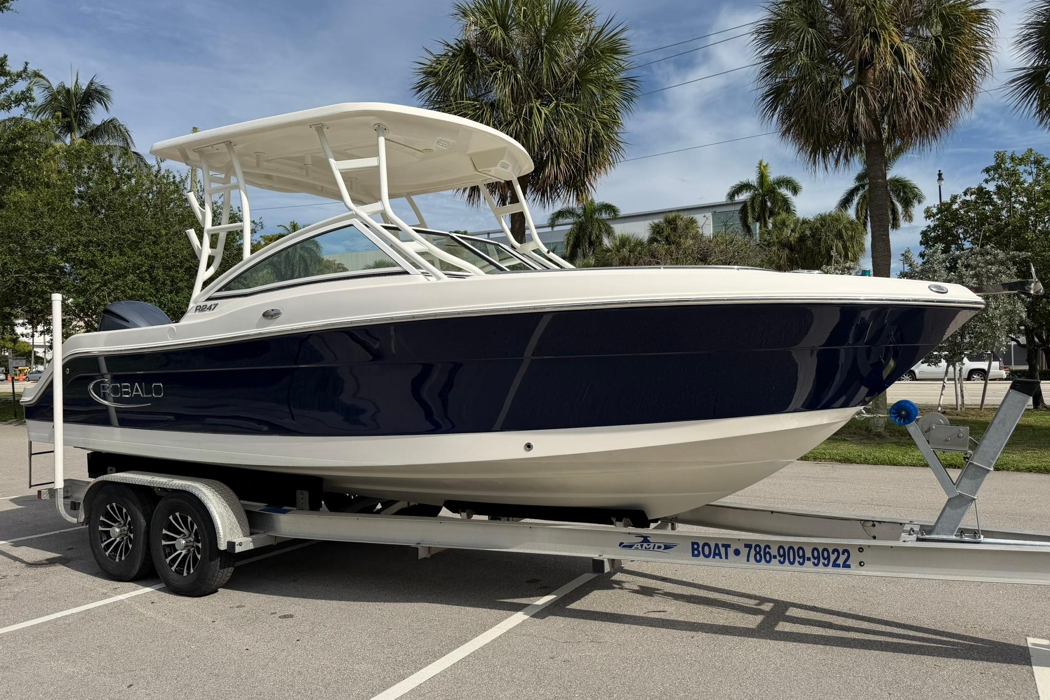 2019 Robalo R247 Dual Console