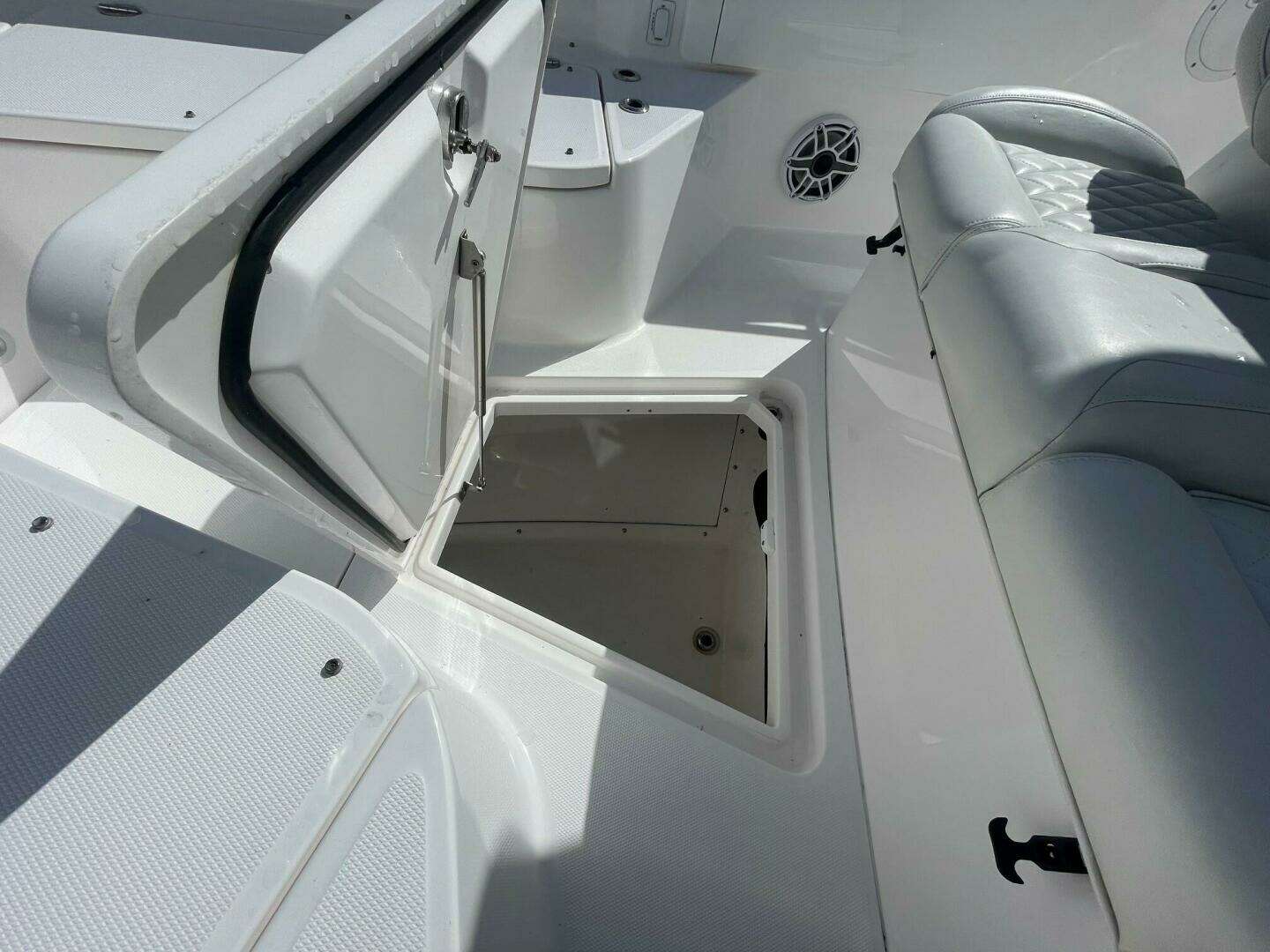 2022 Everglades 335 Center Console - Image 14