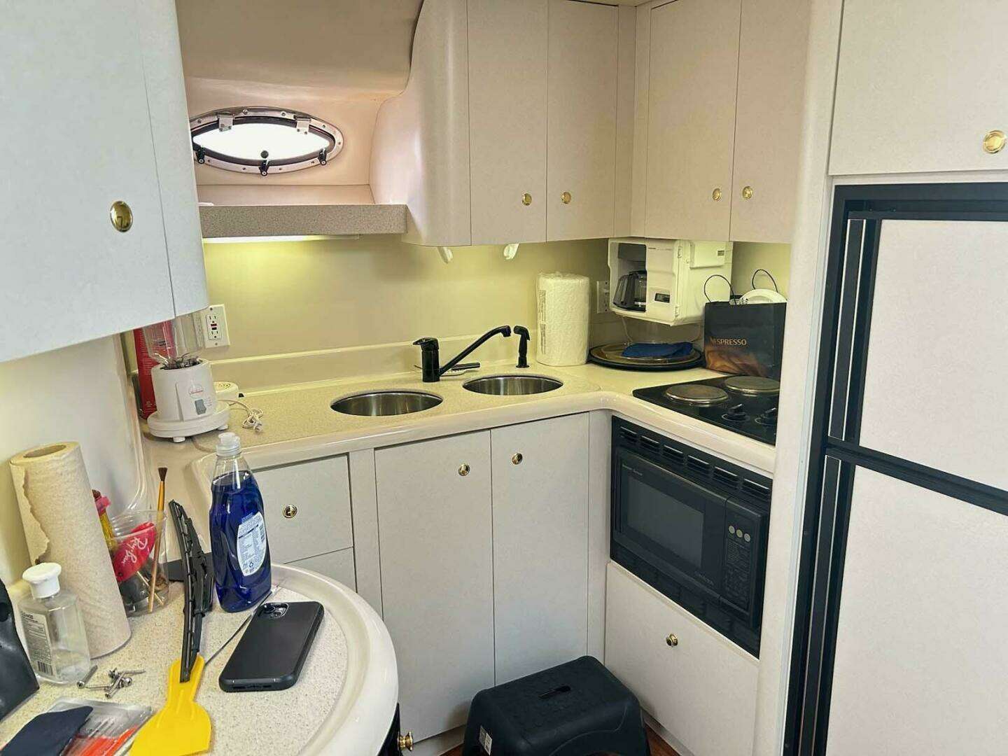 1997 Cruisers Yachts 4270 Esprit - Image 10